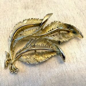 Vintage Jewelry Gold Toned Signed LISNER Leaves Pin Brooch